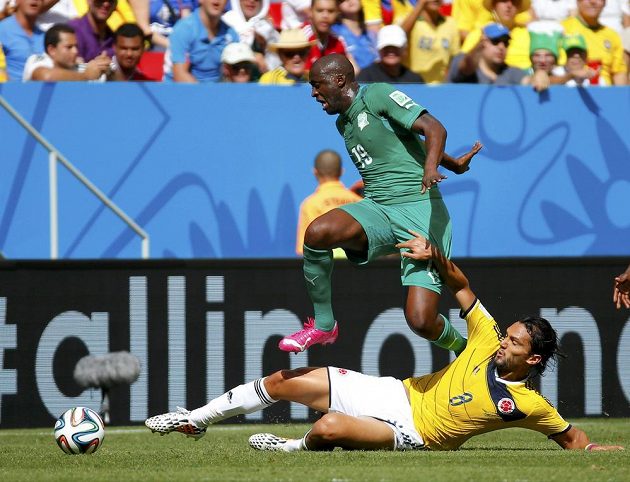 Yaya Touré (19) z týmu Pobřeží slonoviny v souboji s Kolumbijcem Abelem Aguilarem.