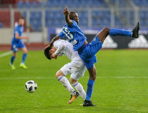 Robert Hrubý z Baníku Ostrava a Kamso Mara z Liberce v akci během utkání 3. kola nadstavby první fotbalové ligy.