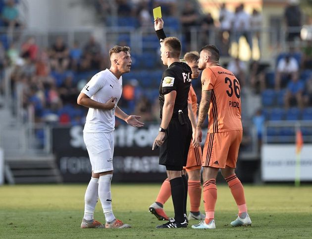 Ondřej Šašinka ze Slovácka (vlevo) dostává žlutou kartu, vpravo je Daniel Pudil z Boleslavi.