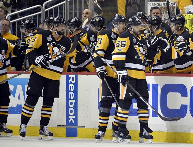 Ron Hainsey (65) z Pittsburghu se raduje se spoluhráči z gólu v pátém záapse s Nashvillem.