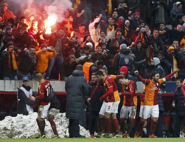 Fotbalisté Galatasaraye Istanbul slaví gól v síti Juventusu Turín ve středeční dohrávaném zápase Ligy mistrů. Jeho autorem byl záložník Wesley Sneijder (zcela vlevo).