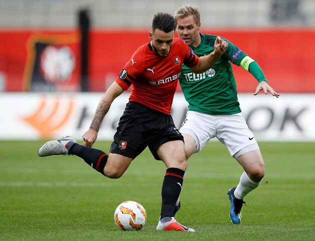 Jeremy Gelin (vlevo) z Rennes a jablonecký Tomáš Hübschman.
