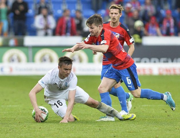 Zleva Vladislav Ljovin z Boleslavi a Václav Pilař a Patrik Hrošovský z Viktorie.