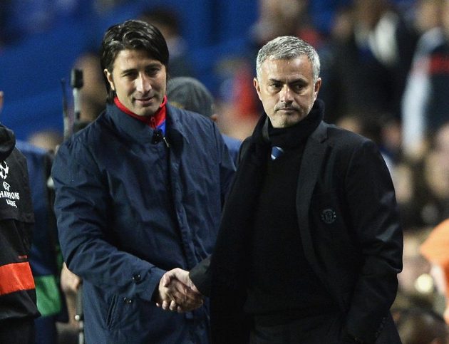Manažer Chelsea José Mourinho (vpravo) a jeho protějšek Murat Yakin z Basileje.