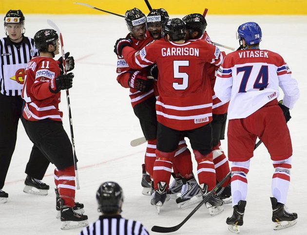 Joel Ward z Kanady (uprostřed) dal první gól svého týmu, přijímá gratulaci do spoluhráčů ke gólu. Vpravo český obránce Ondřej Vitásek.