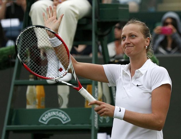 Česká tenistka Petra Kvitová se raduje z postupu do druhého kola Wimbledonu přes krajanku Andreu Hlaváčkovovu.