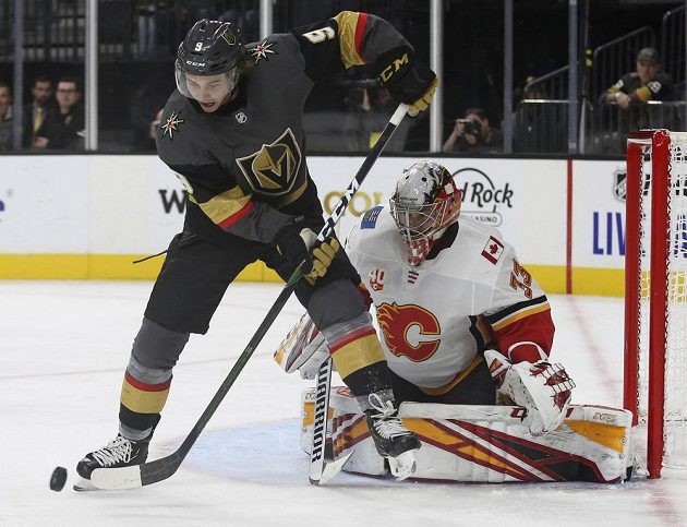 Útočník Cody Glass (9) z týmu Vegas Golden Knights střílí na branku Calgary Flames, kterou hájil David Rittich (33).
