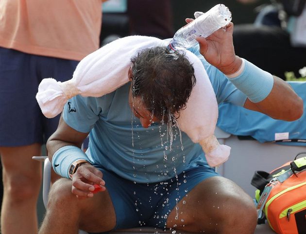 Ledová sprcha pro antukového krále. Rafael Nadal se v rámci osvěžení při finále French Open polévá studenou vodou.