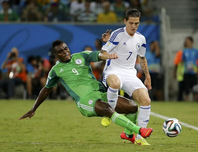 Nigérijec Emmanuel Emenike (vlevo) se snaží zastavit pronikajícího Muhameda Bešiče z Bosny.