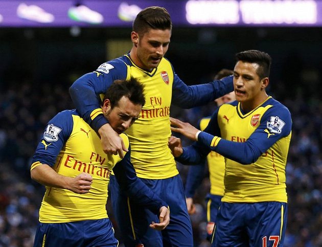 Úspěšný exekutor pokutového kopu Santi Cazorla (vlevo) a jeho spoluhráči Olivier Giroud a Alexis Sánchez slaví vedoucí gól Arsenalu na hřišti Manchesteru City.