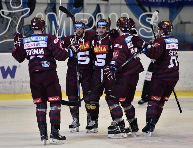 Hokejisté Sparty (zleva) Miroslav Forman, Dominik Uher, Lukáš Cingel, Vladimír Eminger a Jan Švrček se radují z vítězství v Brně.
