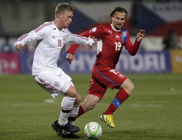 Petr Jiráček brání Dána Nicolaie Jörgensena v kvalifikačním zápase o postup na MS.