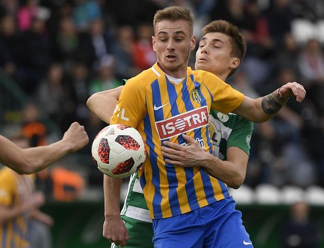 Jakub Janetzký z Opavy a Vladislav Ljovin z Bohemians v akci během ligového utkání.