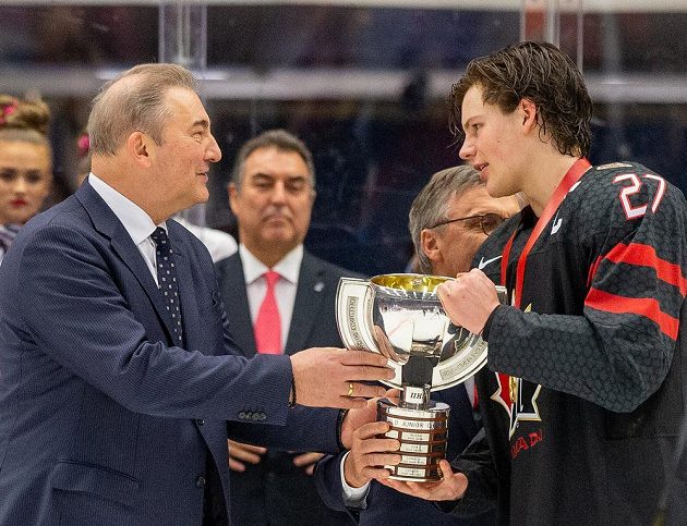 Kapitán Barrett Hayton z Kanady s pohárem pro vítěze, vlevo je legendární brankář sborné Vladislav Treťjak.