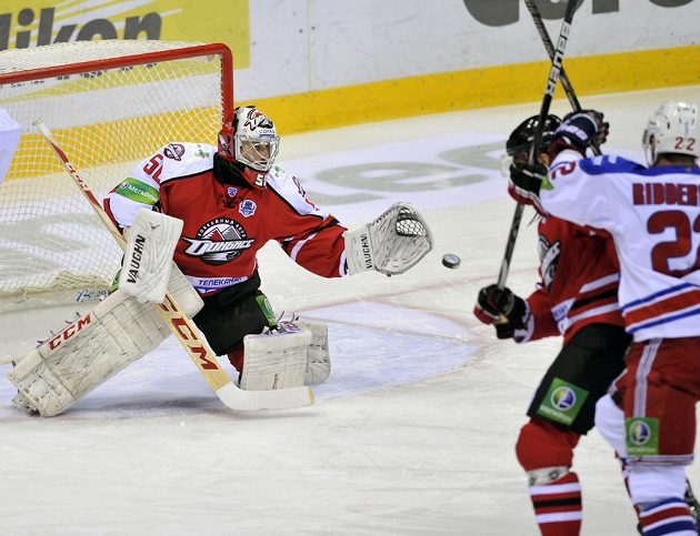 Zleva brankář Doněcku Ján Laco, obránce Andrej Koněv a útočník Lva Calle Ridderwal ve čtvrtém čtvrtfinále play off KHL.