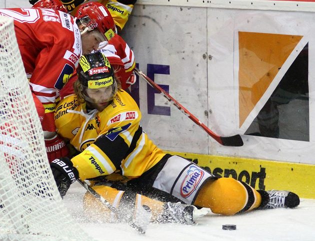 Litvínovský útočník Kamil Piroš a obránce Třince Jakub Matyáš (vlevo) v utkání 29. kola Tipsport extraligy.