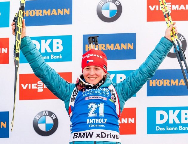 Veronika Vítková na stupních vítězů po sprintu v italské Anterselvě.