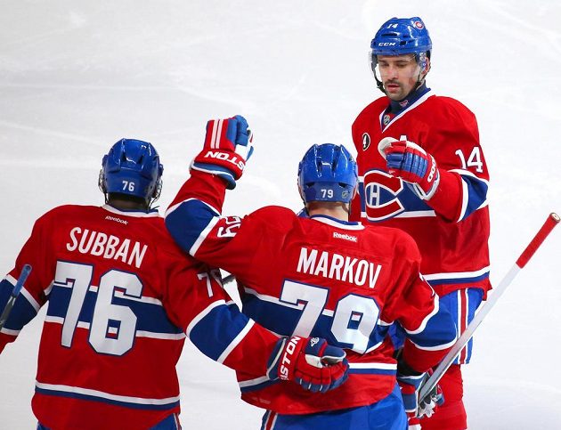 Tomáš Plekanec (vpravo) oslavuje se spoluhráči z Montrealu Canadiens gól do sítě Islanders.