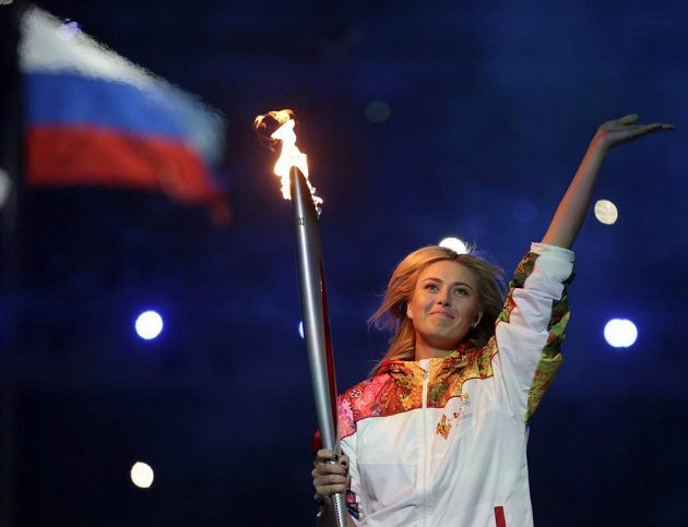 Slavná ruská tenistka Maria Šarapovová si vychutnala část běhu s olympijskou pochodní přímo na stadiónu v Soči.