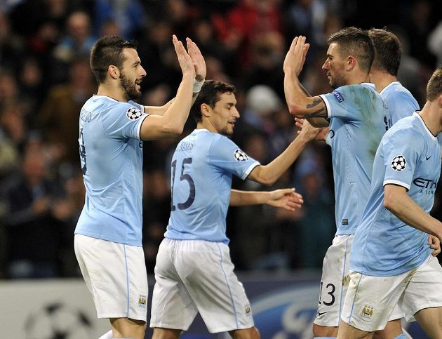 Útočník Manchesteru City Álvaro Negredo (zcela vlevo) se rduje se spoluhráči z gólu proti Plzni.