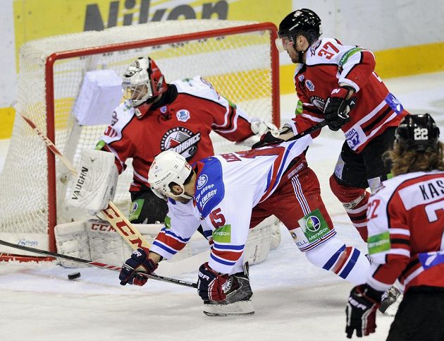 Zleva brankář Doněcku Ján Laco, útočník Lva Justin Azevedo a obránce Peter Podhradský ve čtvrtém uduelu čtvrtfinále play off KHL.