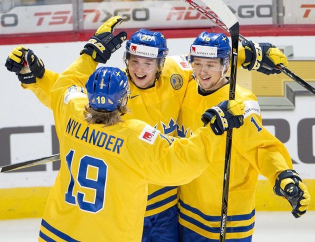 Švédští hokejisté se radují z gólu proti Česku. Zleva Alexander Nylander, střelec branky Jonathan Dahlén a Carl Grundström.