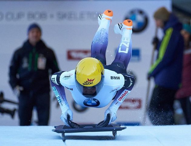 Česká skeletonistka Anna Fernstädtová v akci během závodu Světového poháru.
