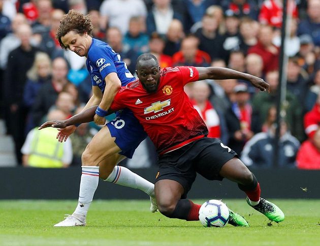 Tvrdý souboj Davida Luize (vlevo) z Chelsea s Romelem Lukakuem z Manchesteru United.
