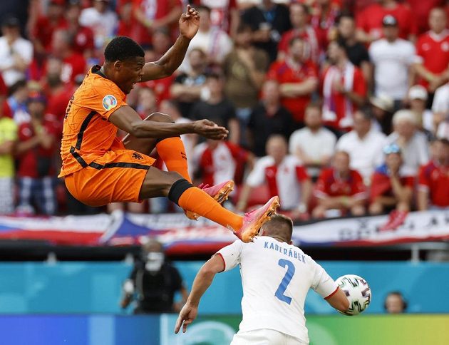 Obránce české reprezentace Pavel Kadeřábek se snaží uhnout letícímu Nizozemci Denzelu Dumfriesovi během osmifinále EURO.