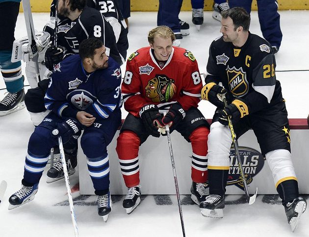 Jako tři mudrcové. Útočníci Dustin Byfuglien (33) z Winnipegu, Patrick Kane (88) z Chicaga a kapitán Pacifické divize John Scott (28) při dovednostních soutěží NHL.