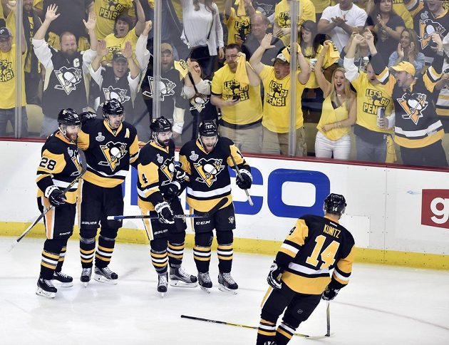 Bylo to těsné, ale hráči Pens po výhře 3:2 nad San Jose slavili před vlastními příznivci první finálovou výhru v boji o Stanley Cup.