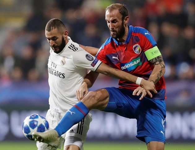 Karim Benzema (v bílém) z Realu a plzeňský Roman Hubník.