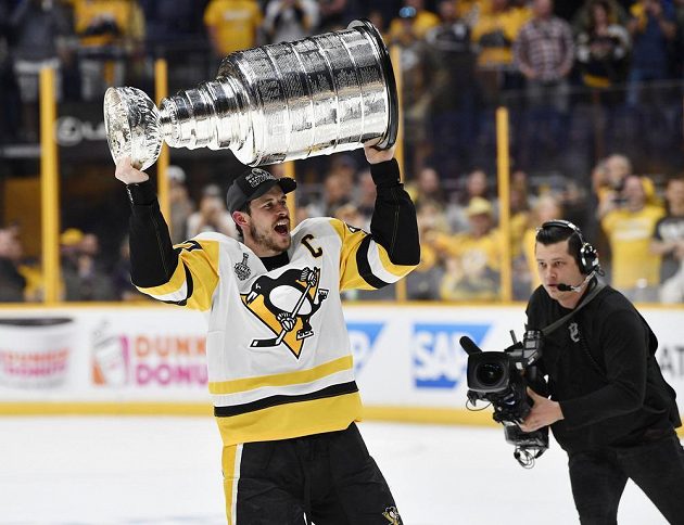Hvězdný útočník Pittsburghu Penguins Sidney Crosby se raduje se Stanley Cupem na ledě Nashvillu.