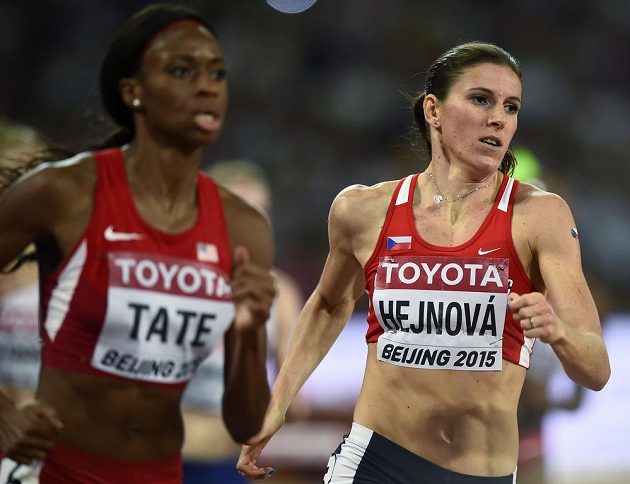 Zuzana Hejnová a Cassandra Tateová z USA při finále na 400 m překážek při MS v Pekingu.