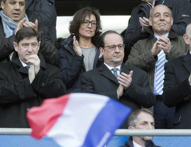 Francouzský prezident Francois Hollande (uprostřed) tleská během zápasu Six Nations v ragby mezi Francií a Itálií na Stade de France.