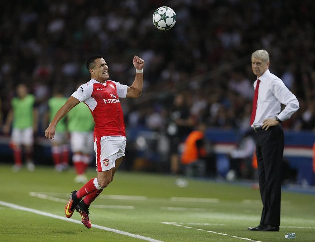Útočník Arsenalu Alexis Sánchez (vlevo) zpracovává míč přímo před očima trenéra Arséna Wengera.
