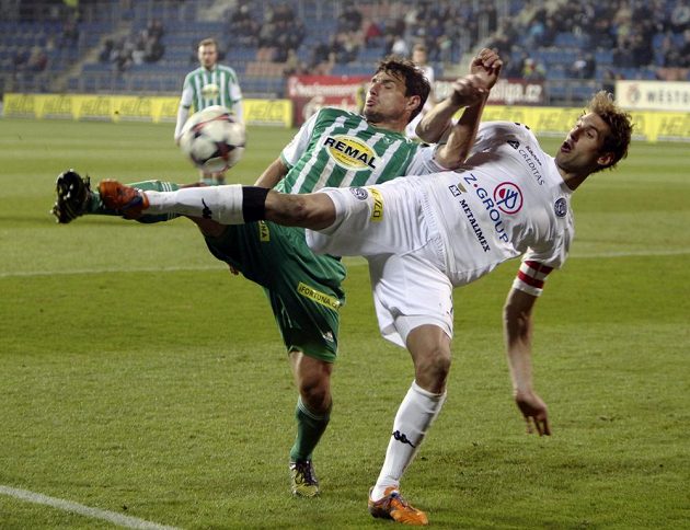 Josef Jindřišek (vlevo) z Bohemians Praha 1905 v souboji s útočníkem Slovácka Liborem Doškem v zápase 19. kola Gambrinus ligy.