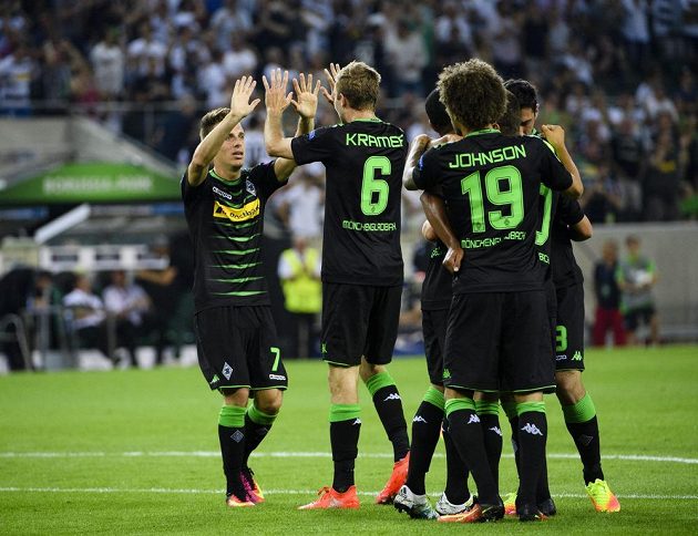 Fotbalista Mönchengladbachu Thorgan Hazard (vlevo) se raduje z gólu v odvetě play off Ligy mistrů proti Young Boys Bern.