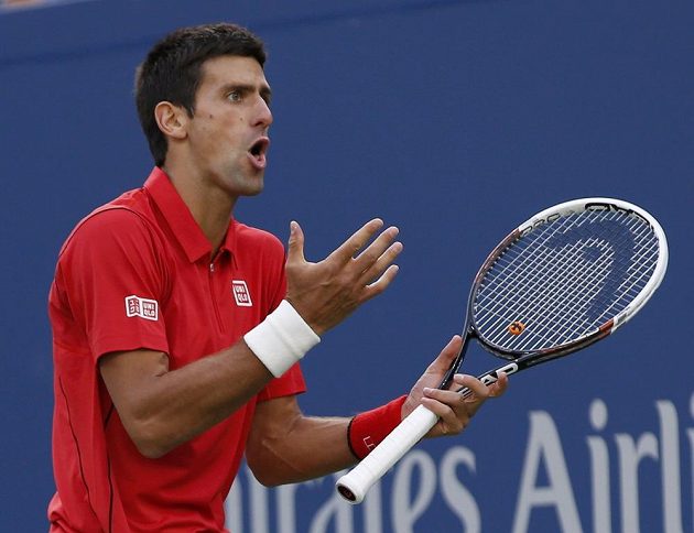 Rozladěný srbský tenista Novak Djokovič během finále US Open proti Rafaelu Nadalovi.