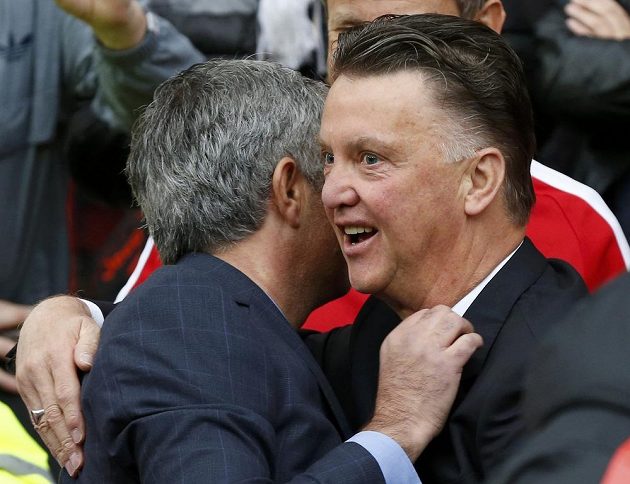 Trenér Louis van Gaal (vpravo) z Manchesteru United zdraví svého kolegu a kamaráda na lavičce Chelsea Josého Mourinha.
