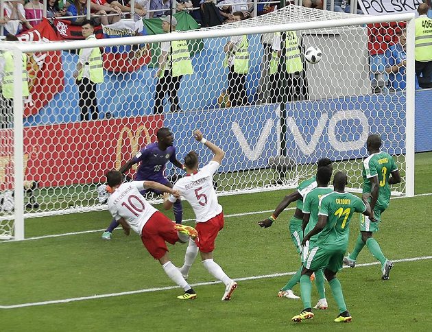 Polský gól naděje. Grzegorz Krychowiak se trefil do sítě Senegalu chvíli před koncem, ale polský tým už na body nedosáhl.