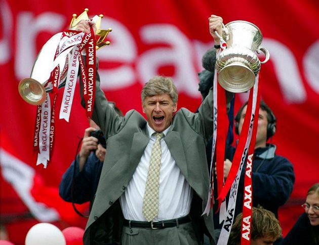 Velký okamžik v kariéře Arséna Wengera. V roce 2002 vybojoval s Arsenalem titul v Premier League i triumf v anglickém poháru.