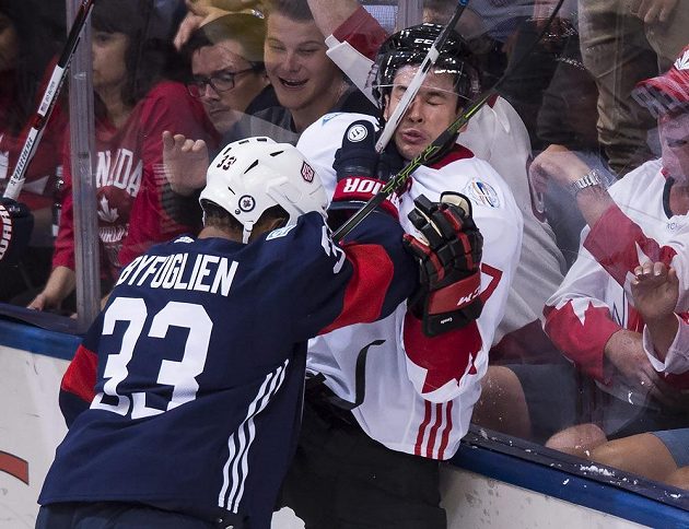 Takhle si americký zadák Dustin Byfuglien vyšlápl na kapitána kanadského týmu Sidneyho Crosbyho.