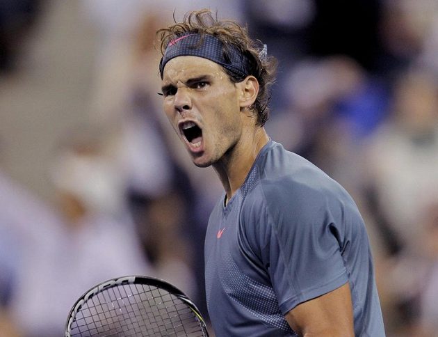 Rafael Nadal ze Španělska se povzbuzuje po jedné z výměn ve finále US Open proti Novaku Djokovičovi.