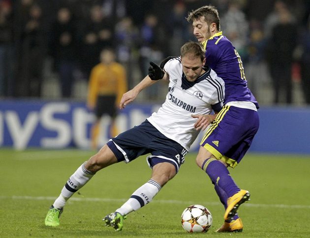 Obránce Schalke Benedikt Höwedes (vlevo) v souboji s Agimem Ibraimim z Mariboru.