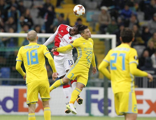 Fotbalista Slavie Michael Ngadeu-Ngadjui ve vzdušném souboji se Serikžanem Mužikovem z Astany v utkání Evropské ligy.
