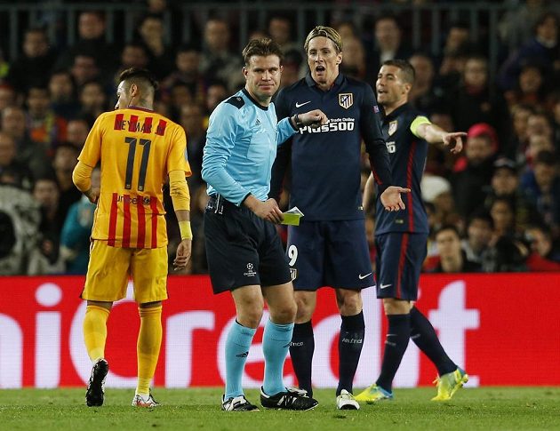 Fernando Torres z Atlética Madrid dostává první žlutou kartu od sudího Felixe Brycha v prvním čtvrtfinále LM s Barcelonou.