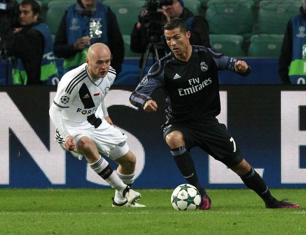 Michal Pazdan (vlevo) z Legie a hvězda Realu Madrid Cristiano Ronaldo v zápase 4. kola fotbalové Ligy mistrů.