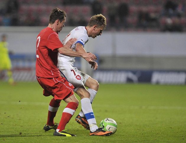 Nik Ledgerwood (vlevo) z Kanady a český záložník Ladislav Krejčí v přátelském utkání v Olomouci.