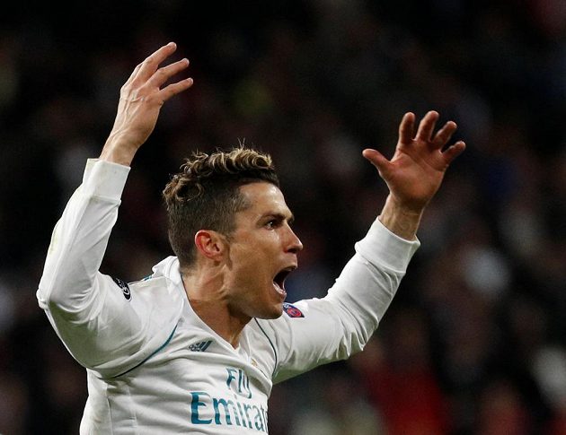 Cristiano Ronaldo v extázi. Doslova v hodině dvanácté proměnil penaltu a zajistil Realu Madrid postup do semifinále Ligy mistrů.